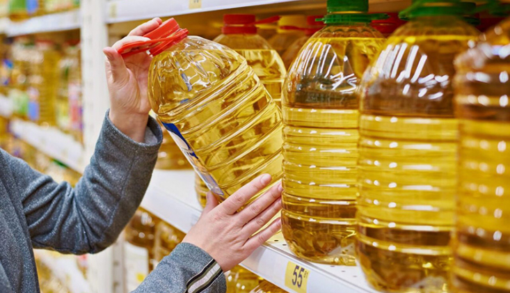 کاهش ۲۵ درصدی قیمت روغن در بازار پس از اصلاح ارز ترجیحی آن طور که کارشناسان نیز پیشبینی کرده بودند، میزان مصرف روغن در کشور با کاهش محسوسی روبهرو شده است، به طوری که انتظار میرود مصرف سالانه این محصول به همان یک میلیون و ۵۰۰ هزار تن قبل از تخصیص ارز ۴۲۰۰ تومانی به واردات این محصول برسد.