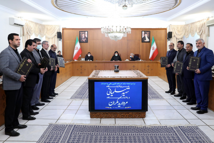 امضای تفاهمنامه احداث دو مجتمع پالایشگاهی عظیم در بندرعباس و جاسک به ارزش ۱۷,۸ میلیارد دلار/ رئیسجمهور: این تفاهمنامه گامی مهم در هدایت نقدینگی به سوی تولید است تفاهمنامه مشارکت و تامین مالی ساخت پتروپالایشگاه «شهید قاسم سلیمانی» با ظرفیت پالایش روزانه ۳۰۰ هزار بشکه نفت خام سنگین و پالایشگاه «مروارید مکران» با ظرفیت پالایش روزانه ۳۰۰ هزار بشکه نفت خام سنگین و فوق سنگین با حضور رئیسجمهور امضا شد.