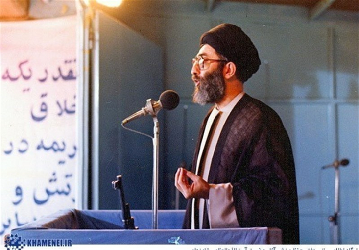 از درسهای عاشورا مهمتر، «عبرتهای عاشورا» است/ اگر «خواص طرفدار حق» در اکثریت باشند جامعه تا ابد بیمه خواهد شد/ اگر «طرفداران متاع دنیا» غلبه یافتند حسینبنعلیها به مسلخ میروند جا دارد ملت اسلام فکر کند که چرا پنجاه سال بعد از وفات پیغمبر، کار کشور اسلامی به جایی رسید که مردم مسلمان - از وزیرشان، امیرشان، سردارشان، عالمشان، قاضیشان، قاریشان و اجامر و اوباششان - در کوفه و کربلا جمع شدند و جگر گوشهی پیغمبر را با آن وضع فجیع به خاک و خون کشیدند؟!