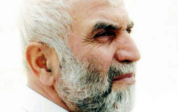 ماجرای کرامت انسانی شهید همدانی در بحبوحه جنگ شهید همدانی غذا را در نزدیکی مرغ ریخت و مرغ هم شروع به خوردن کرد، با خود گفتم چگونه میشود یک نفر به حدی از کرامت انسانی برسد که به حیوانات نیز در بحبوحه جنگ توجه کند.
