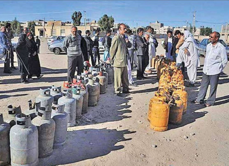 هنوز هوا سرد نشده اما تصاویر صف‌‌های طولانی گاز در برخی شهرهای سیستان و بلوچستان در شبکه‌‌های اجتماعی منتشر می‌‌شود.