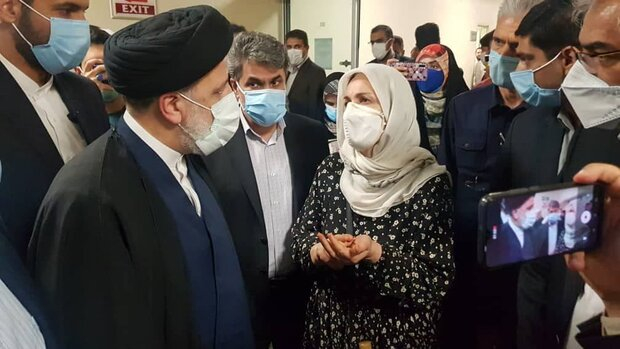 طرح رتبهبندی معلمان بالاخره به مرحله اجرا رسید/ سخنگوی دولت: پیش از اجرای نهایی، مبلغی به صورت علیالحساب واریز میشود طرح رتبهبندی معلمان از وعدههای دولت دهم است که به دنبال سند تحول بنیادین آموزش و پرورش مطرح شد. این طرح که دستمایه بهرهبرداریهای انتخاباتی توسط دولتهای قبل قرار گرفته بود بالاخره بعد از ده سال در یک سالگی دولت سیزدهم اجرا شد.