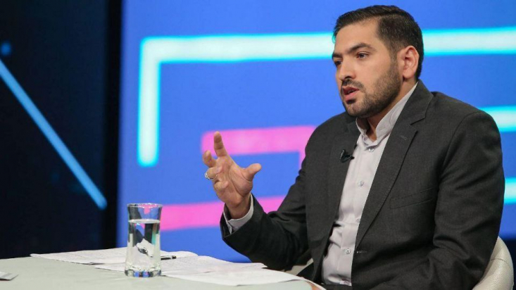 مقتدی صدر می خواهد خود را به عنوان مرجعیت سیاسی تشیع معرفی کند/ ریشهی اعتراضات اخیر را باید در سال ۲۰۱۹ و آغاز جریان اکتبر جستجو کرد/ عربستان و آمریکا به دنبال اختلاف بین جریانهای مختلف شیعه اند حکیم: مقتدی صدر خود را به عنوان مرجعیت سیاسی شیعه به ویژه پس از سال ۲۰۲۱ میبیند. این بحث و مسئله بیشتر ناظر به مرجعیت سیاسی او مورد توجه قرار گرفته و او سعی دارد خود را به عنوان یک شخصیت مرجع و رهبر سیاسی بین شیعیان بروز داده و این رهبری را به دست بگیرد.