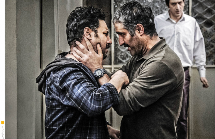 دوزیست؛ ریاکار، دغلباز و دروغگو/ بازنمایی تنفرآمیز از جامعه ایرانی برزو نیکنژاد در «دوزیست»، جامعهای ریاکار، دغلباز و دروغگو را بازنمایی میکند. در دنیای دوزیست خانواده متلاشی شده است و وجود خارجی ندارد. رفاقت در آن معنایی ندارد و آدمها تنها به دنبال منفعت خودشان هستند.