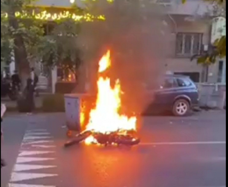 فوت مهسا امینی، دستاویزی برای اقدامات ضدامنیتی/ از سرنگون کردن خودرو پلیس تا آتش زدن پرچم ایران و اهانت به مقدسات/ گروه تروریستی کومله میاندار اغتشاشات شد رسانههای معاند و ضدانقلاب از این تجمع محدود به شدت استقبال کرده و با انتشار ویدئوهای متعدد و دعوت دیگران به حضور در آن سعی در دمیدن در آتش داشتند.