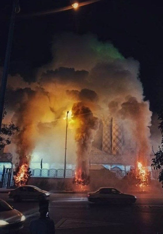 آتش زدن مسجد و تعرض ناجوانمردانه به خانمها در برخی مناطق/ منافقین و سازمانیافتهها وارد تجمعات شدند/ جزئیات کشته شدن مشکوک ۴ نفر در کردستان طبق یک روال مسبوق به سابقه، با تحریک رسانههای خارج نشین و ورود عناصر سازمان یافته این تجمعات بهویژه از شب گذشته وارد فاز رادیکالی شده و در نقاط متعددی اقدامات آشوبگرانه توسط عدهای دیده میشود که با روح اعتراض مدنی کاملاً در تعارض است.