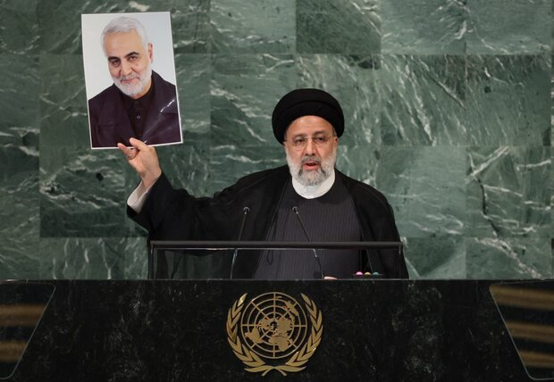 قهرمان جنگ علیه تروریسم کسی نبود جز سردار سلیمانی/ رسیدگی قضایی به جنایت ترامپ خدمت به انسانیت است/ از جهانی شدن عدالت حمایت میکنیم/ ما مسیر خود را فارغ از هرگونه توافق با قدرت ادامه میدهیم/ گره توافق هستهای از همان جایی باید باز شود که گره خورده است رییس جمهور اسلامی ایران با اشاره به ایستادگی کشورمان در مقابل سیاستهای زورگویانه و مداخلهجویانه آمریکا و ناکام کردن تغییر نقشه کشورهای منطقه به فرماندهی سردار شهید سپهبد سلیمانی تاکید کرد: رسیدگی عادلانه قضایی به جنایت رئیس جمهور سابق آمریکا را از طریق یک دادگاه عادلانه پیگیری می کنیم.