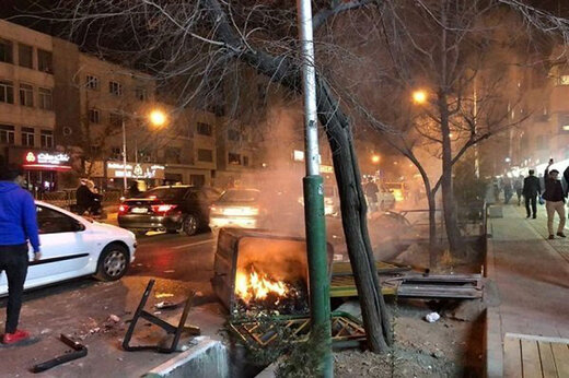 میلیاردها تومان خسارت از جیب مردم! شهردار تهران میگوید طی روزهای گذشته توسط اغتشاشگران به ۴۳ اتوبوس و ۲۳ خودروی آتشنشانی آسیب وارد شده است. سخنگوی وزارت بهداشت نیز از تخریب ۶۱ آمبولانس سازمان اورژانس کشور در جریان تجمعات اخیر خبر داد و این آمار هنوز بدرستی احصا نشده است، این در حالی است که قانون، تخریب اموال عمومی را جرم انگاری کرده است.