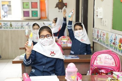 استفاده از ماسک در مدارس و مراکز آموزشی الزامی است معاون فنی مرکز سلامت و محیط کار وزارت بهداشت، درمان و آموزش پزشکی گفت: با توجه به اینکه در شرایط همهگیری کرونا قرار داریم، استفاده از ماسک در مدارس و مراکز آموزشی اجباری است.