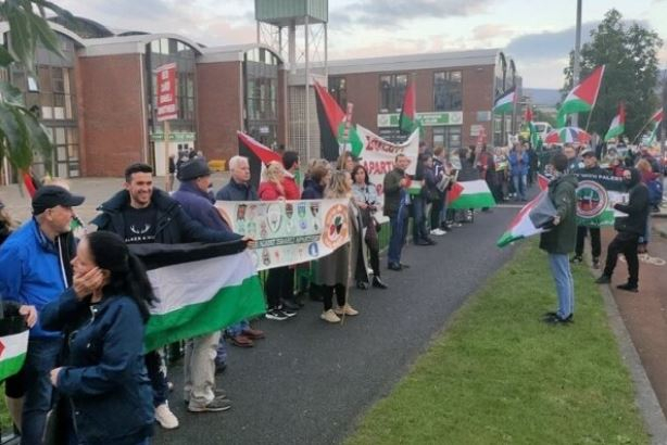 : مردم ایرلند با برافراشتن پرچم های فلسطین از تیم فوتبال رژیم صهیونیستی استقبال کردند.