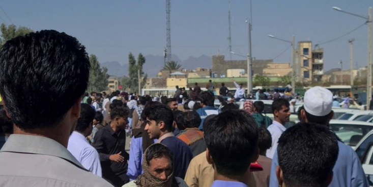 ۱۹ جانباخته و ۲۰ مجروح در حادثه تروریستی زاهدان/ تعدادی از آشوبگران مسلح شناسایی و دستگیر شدند/ فرمانده اطلاعات سپاه سیستان و بلوچستان به شهادت رسید فرماندار زاهدان گفت: عدهای امروز با حمله به کلانتری ۱۶ و تیراندازی قصد تصرف آن را داشتند که با واکنش نیروهای امنیتی مواجه شده و ناکام ماندند. در حال حاضر اوضاع شهر آرام است.