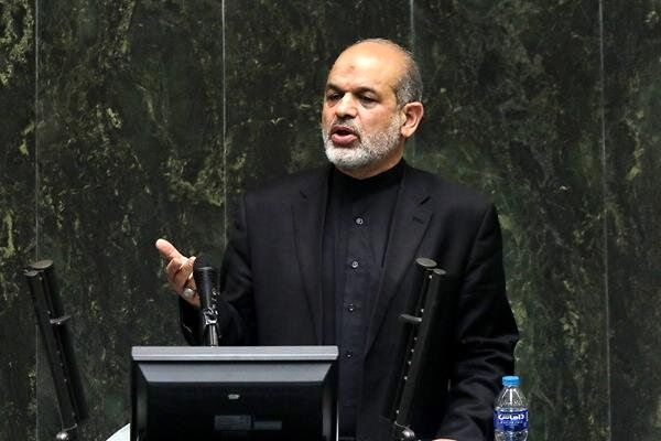 جزئیات گزارش وزیر کشور و فرمانده فراجا از آشوبهای اخیر به مجلس دو تن از نمایندگان مجلس شورای اسلامی با ارایه جزئیاتی از جلسه غیرعلنی امروز مجلس با وزیر کشور، فرمانده فراجا و معاون عملیات سپاه اعلام کردند که در این جلسه وضعیت امنیتی کشور، نحوه کنترل آشوب ها و نیز حادثه تروریستی اخیر زاهدان مورد بررسی قرار گرفت.