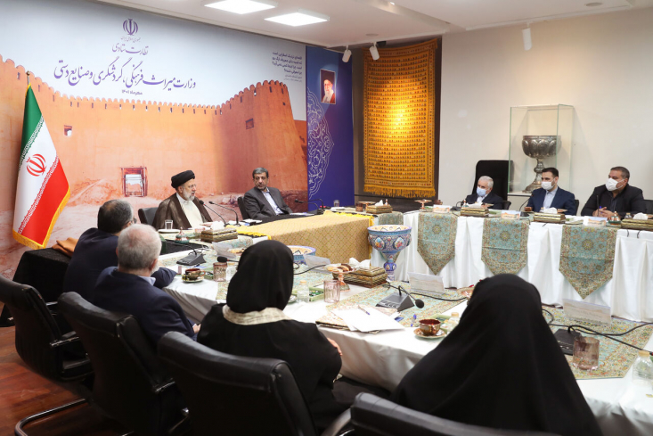 روادید برای جذب سالیانه ۱۵میلیون گردشگر لغو شود/ تعیین حریم آثار فرهنگی باعث اختلال در کسب و کار و معاش مردم نشود/ نسل جوان را با روایتهای افتخارآمیز از میراث فرهنگی آشنا کنید رئیسجمهور بر وجود ظرفیتهای فراوان برای رسیدن عدد گردشگران خارجی به ۱۵ میلیون نفر در سال تاکید کرد و گفت: گردشگری خانواده محور، لغو روادید گردشگری با کشورهای هدف، تسهیل و حمایت از سرمایهگذاری بخش خصوصی در بخش گردشگری را دنبال کنید.