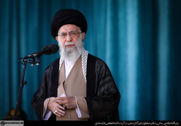درگذشت دختر جوان دل ما را هم سوزاند/ اغتشاشها و ناامنیها، طراحی آمریکا و رژیم غاصب و جعلی صهیونیستی بود/ در این حوادث به سازمان انتظامی، بسیج و ملت ایران ظلم شد رهبر انقلاب در مراسم دانشآموختگی نیروهای مسلح گفتند: در این حادثهای که پیش آمد، دختر جوانی درگذشت که دل ما هم سوخت. اگر قضیه این دختر جوان هم نبود، بهانه دیگری بهوجود میآوردند تا امسال در اول مهر، در کشور نا امنی و اغتشاش ایجاد کنند.