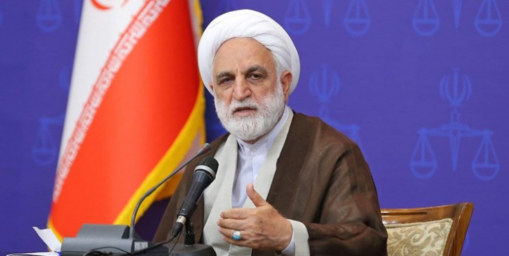 مهسا امينی مقابل چشمان بستگانش به خودروی نيرو انتظامی منتقل شد/ با تجزيه و تحليل نقاط ضعف خود جلوی سوءاستفاده دشمن را بگيريم رئیس قوه قضائیه گفت: خانم امینی در حدود ساعت ۱۸:۳۰ در روز روشن و در معرض دید همه و حضور برادر و دو نفر از بستگانش به ماشین پلیس هدایت شده است.