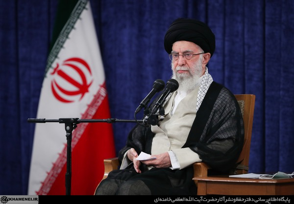 رهبر معظم انقلاب اسلامی با تاکید بر اینکه حرکت ملت ایران سبب انفعالی و واکنشی بودن حرکت دشمن در قضایای اخیر شد، به مسئولان توصیه کردند: مراقب باشید این مسائل حواس شما را پرت نکند و از کارهای اصلی و اساسی باز نمانید.