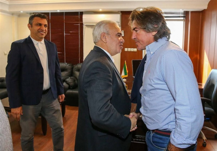 نوری: فتحاللهزاده از جنس استقلال و عاشق این تیم است/ یکسریها شمشیر را برای ساپینتو از رو بستهاند پیشکسوت تیم فوتبال استقلال گفت: حضور علی فتحاللهزاده در استقلال را به فال نیک میگیریم چون او از جنس این باشگاه است.