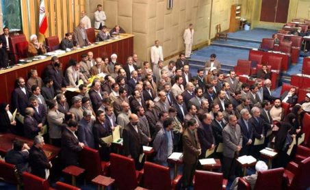 بازخوانی موضع مرعوبانه نمایندگان اصلاح طلب مجلس ششم/ تسلیم کشور به آمریکا، خواسته امضاکنندگان نامه «جام زهر» ماجرا از این قرار بود که با حملهی آمریکا به افغانســتان، عدهای از سیاسیون و جریانهای سیاسی، با این تحلیل اشتباه که بعد از افغانستان، نوبت حملهی آمریکا به ایران است، در موضع ترس و انفعال قرار گرفتند.