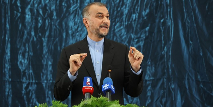 وزیر امور خارجه در جمع ایرانیان مقیم ارمنستان با بیان اینکه ما از رفتار ریاکارانه آمریکایی‌ها تعجب نمی‌کنیم، گفت: آن‌ها به گونه‌ای حرف می‌زنند و به گونه‌ای عمل دیگر عمل می‌کنند و بیشتر در پی ژست رسانه‌ای هستند.

