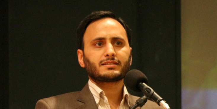 دشمن از قدرت جوانان ایرانی میترسد/ با کسانی که با آتش زدن و توهین مانع گفتگو میشوند مخالفیم/ دخترم را به خاطر تحریم دارویی آمریکا از دست دادم سخنگوی دولت در جمع دانشجویان دانشگاه قم گفت: دشمن از قدرت جوانان ما میترسد و میخواهد صدای پیشرفتهای کشور با دیکتاتوری رسانهای شنیده نشود.
بهادری جهرمی با اشاره به علت قطعی اینترنت پس از حوادث اخیر، اظهار داشت: دولت سیزدهم هیچ وقت اینترنت را قطع نکرده بلکه برخی پیامرسانهای خاص فیلتر شدند این در حالی است که دولت قبل، در حوادث مشابه تمام اینترنت را قطع میکرد و استثنایی قائل نمیشد.
وی ادامه داد: اینستاگرام به چه بهانهای عکس سردار سلیمانی را حذف میکند اما آموزش شیوه کوکتلمولوتوف، پاره شدن گلوی سرباز و سایر تصاویر خشونت آمیز را به راحتی پخش میکند، این شبکه اجتماعی تحت کنترل حاکمیت دیکتاتوری آمریکا عمل میکند.
بهادریجهرمی عنوان کرد: جمهوری اسلامی در برابر دیکتاتوری رسانهای حاکم در اینستاگرام و سایر رسانههای تغذیه شده از دلارهای سعودی و انگلیسی خواهد ایستاد، برای ما فرقی بین دیکتاتوری رسانه ای غرب و شرق وجود ندارد.
وی بیان کرد: شعار "زن، زندگی، آزادی" و "مرد، میهن، آبادی" شعار دولت نیز است و از آن حمایت میکند؛ دولت در برابر هرگونه دیکتاتوری رسانهای و اقتصادی برای شنیده نشدن صدای ملت خود در عرصه جهانی ایستاده است اما با "بینظمی" در هیچ امری موافق نیست.
وی همچنین با اشاره به شعار دانشجویان در حمایت از علی کریمی بازیکن سابق تیم ملی ایران، بیان کرد: وی میتواند به داخل کشور برگردد، کسی با وی مشکلی ندارد؛ دیکتاتوری رسانهای اجازه نمیدهد که صدای واقعیت و حقیقت حتی به گوش ورزشکاران برسد.
بهادری جهرمی بیان کرد: بنده شخصاً هرگونه مشکل احتمالی که ممکن است بعد از سؤالات دانشجویان به وجود بیاید را پیگیری میکنم.
بهادری جهرمی ادامه داد: ما با دیکتاتوری رسانهای و بستن صدای منتقد، مخالفیم اما با پرسشگری و اعتراض سالم و مسالمتآمیز در خور شأن ایرانیان موافق بوده و هر دوی آن را دو لبه قیچی می دانیم؛ ما اجازه نمیدهیم آرمان استقلال و آزادی امام راحل دچار افراط و تفریط شود.
وی درباره مشکل کمبود دارو در کشور به سه سال زندگی دخترش در یک شرایط سخت پشت درهای بخش مراقبتهای ویژه بیمارستان اشاره کرد و تاکید کرد: من هم مثل بسیاری از مردم طعم تلخ بیدارویی را چشیدهام. من دخترم را به خاطر تحریم ظالمانه دارو توسط ایالات متحده از دست دادم قطعا بیشتر از همه این موضوع را درک میکنم. باید دید که آیا کمبود دارو به خاطر فناوری ماست یا تحریمها. در تاسیسات هستهای سیمان میریزند تا به رادیو داروها دسترسی پیدا نکنیم.
وی در بخش دیگری از سخنان خود با اشاره به سفرش به عربستان و ممنوعیت ورود زنان به رستوران خطاب به دانشجویان تصریح کرد: آیا میدانید در عربستان زن نمیتواند در رستوران بنشیند و غذا بخورد و با توجه به این ممنوعیت غذایی را گرفتیم و در کنار خیایان خوردیم، آیا این کشور مدعی حقوق زن است؟ آیا این کشور می فهمد آزای یعنی چی؟حق یعنی چی؟.
بهادری جهرمی در پاسخ به سئوال یکی از دانشجویان درباره اینکه چرا خودرو به بورس میرود؟ گفت: چون بسیاری از آقایان در دولت قبل فامیلانشان را داخل ایران خودرو کردند و برای اینکه جلوی اینها گرفته شود فروش خودرو به بورس رفت.
سخنگوی دولت با بیان اینکه امسال تولید خودروی ما به یک میلیون و دویست هزار افزایش پیدا میکند، اضافه کردک سالها عقب افتادگی در یکسال جبران نمیشود و کار جهادی می خواهد.
وی در پاسخ به سوالی در مورد الزامی بودن نوعی از حجاب در دانشگاه قم گفت: قوانین هر دانشگاه در دفترچه کنکور آمده است . هر کس آزادانه می تواند انتخاب کند.