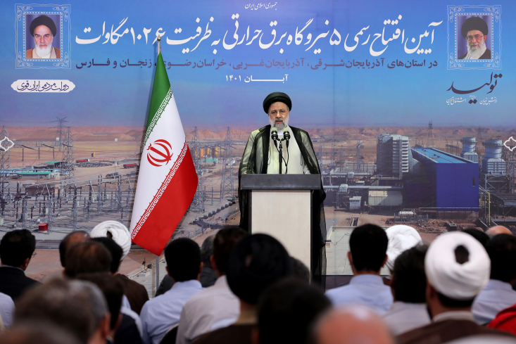 آیتالله رئیسی: اجازه توقف یا کُندی رشد شتابان پیشرفت کشور را نخواهیم داد/ وضعیت اقتصادی ما با تحریم ها محدود نشد رییس جمهور گفت: تمام هدف و خواست دشمن اختلال در مسیر رشد و توسعه کشور است و ما اجازه نخواهیم داد قطار شتابان پیشرفت کشور کند یا متوقف شود.