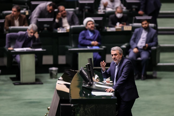 نمایندگان مجلس در نشست امروز پارلمان با تقاضای استیضاح سیدرضا فاطمی امین وزیر صنعت، معدن و تجارت مخالفت کردند و بر این اساس، وی در جایگاه وزیر ابقا شد.