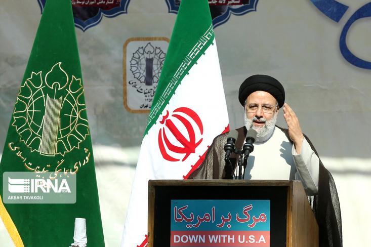 ایران هرگز گاو شیرده نخواهد شد!/ در منطقه هیچ معادلهای بدون نظر ما رغم نمیخورد/ ایران ۴۳ سال قبل آزاد شد رئیسجمهور با بیان اینکه آمریکا نقش اول را در جنگها و خونریزیها دارد و برای تأمین منافع خود منافع ملتها را نابود میکند، به اظهارات جو بایدن در حمایت از آشوبها واکنش نشان داد و گفت: رئیسجمهور آمریکا گفته ما بنا به آزاد کردن ایران داریم اما ایران ۴۳ سال قبل آزاد شد و به اسارت شما درنمیآید.