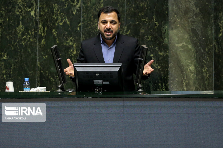 حضور ۱۷ میلیون ایرانی در یک پلتفرم داخلی طی یک روز/ دادههای خصوصی مردم خط قرمز ماست/ تحقق شبکه ملی ارتباطات و اطلاعات در صدر برنامههای وزارتخانه است وزیر ارتباطات و فناوری اطلاعات با بیان اینکه مردم به پیام رسانهای داخلی اعتماد کردند و ۱۷ میلیون ایرانی در یک روز به یک پلتفرم داخلی پیوستند ، گفت: ۶۰ درصد از ترافیک داخلی مردم ترافیکی است که از پلتفرم های داخلی استفاده می کنند.