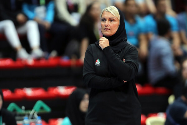 سرمربی ایتالیایی والیبال زنان ایران نسبت به اخبار رسانه‌های غربی، واکنش نشان داد و عنوان کرد برخلاف اخبار این رسانه‌ها، زنان ایرانی علاقه‌مند به حجاب هستند و انقلابی در داخل این کشور اتفاق نیفتاده است.

