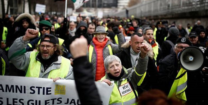 مردم فرانسه همزمان با چهارمین سالگرد آغاز اعتراضات جلیقه زردها در این کشور، تظاهرات گسترده‌ای را در پاریس برگزار کردند و بر اساس فیلم‌های منتشر شده، پلیس به ضرب و شتم معترضان پرداخته است.