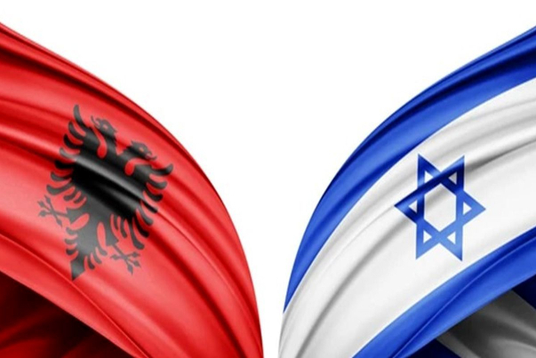 ماه عسل صهیونیستها با صاحبخانه تروریستها در زمین آلبانی به طور مشخص آمریکا، رژیم صهیونیستی و منافقین در حال ایفای نقش هستند. واکنش منافقین و اظهارات مقامات واشنگتن و تلآویو در خصوص تحولات مناسبات آلبانی و ایران در چند سال اخیر نشان میدهد در کنار واشینگتن و تلآویو، منافقین بخشی از طراحیهای ضد ایرانی را بر عهده دارند.