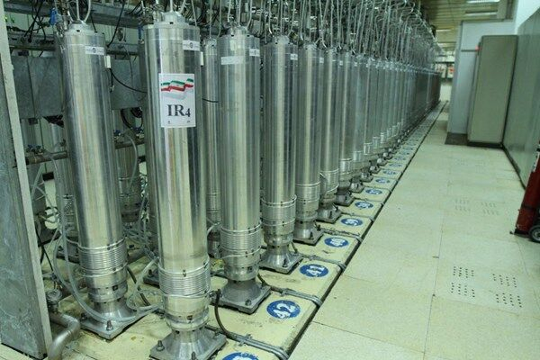 سازمان انرژی اتمی ایران در واکنش به قطعنامه اخیر آژانس بین‌المللی انرژی اتمی و در نخستین گام اقدام به غنی سازی ۶۰ درصد در فردو و گازدهی به دو زنجیره IR-۴ و IR-۲m در نطنز کرد.