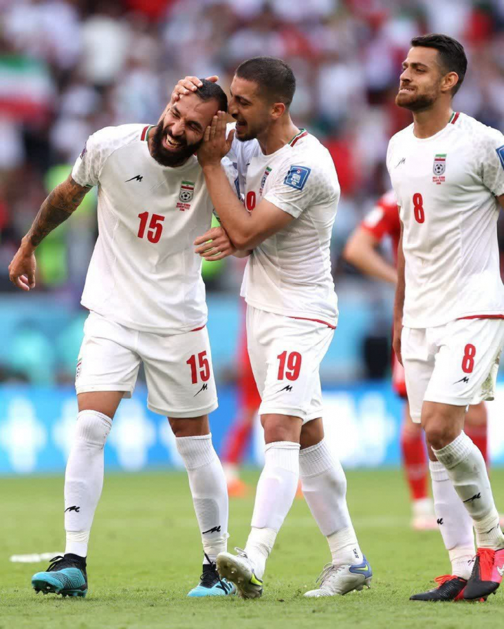 شادی مردم با پیروزی تیم ملی فوتبال ایران در برابر ولز+ فیلم و عکس مردم در سراسر کشور بعد از برد تیم ملی فوتبال ایران در برابر ولز به خیابانها آمدند و در حمایت از یوزهای ایرانی به شادی و سرور پرداختند.