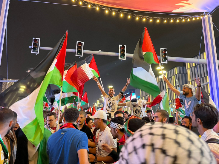 در قطر جایی برای صهیونیستها نیست/ پیشنهاد دیپلمات اسرائیلی: «هویت خود را مخفی کنید» فیلمهای زیادی در این چند روز از برخورد تحقیرآمیز مردم با خبرنگاران صهیونیست در قطر منتشر شده است. این واکنشها محدود به مردم کشورهای اسلامی نبوده و تقریبا هیچکس به آنها روی خوشی نشان نداده است.