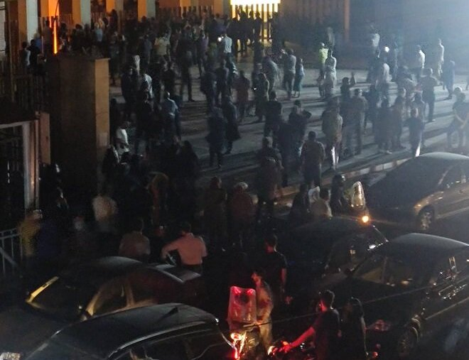 مماشات با آَشوبگران به نفع دانشگاه است یا به ضرر آن؟/ فضای علمی-فرهنگی دانشگاه نباید تخریب شود نگاهی به عملکرد وزارت علوم در دو ماه گذشته، در مواجهه با افرادی که نام دانشجو را یدک میکشند اما با رکیکگوییها و اقدامات وحشیانه که در تاریخ جنبش دانشجویی ایران سابقه نداشته است، نشان میدهد که این وزارتخانه رویکرد درستی را در پیش نگرفته است.