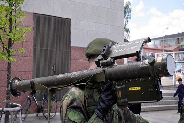 دولت آمریکا چند روز پس از اعلام موافقت با فروش بیش از ۸۰ فروند موشک نقطه زن به فنلاند، با فروش موشک های ضد هوایی دوش پرتاب «استینگر» به این کشور موافقت کرد.