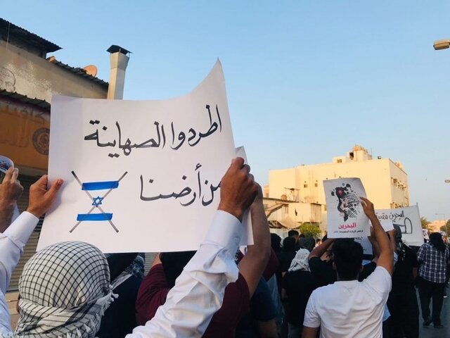 تظاهرات بحرینیها با وجود تدابیر امنیتی شدید ادامه دارد/ شعارهایی در محکومیت سفر هرتزوگ و عادیسازی با رژیم اشغالگر اسرائیلی به گوش میرسد بحرینیها با وجود تدابیر امنیتی شدید پلیس و ارتش این کشور، به تظاهرات خود در مخالفت با سفر فردای اسحاق هرتزوگ، رئیس رژیم صهیونیستی به منامه به دعوت حمد بن عیسی آل خلیفه، پادشاه این کشور، ادامه دادند.