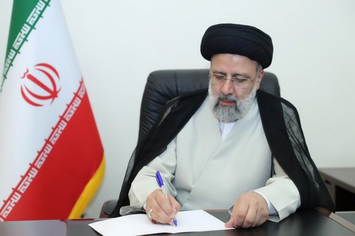 تسلیت رئیس جمهور در پی درگذشت رستم قاسمی رئیس جمهور در پیامی با ارج نهادن به خدمات صادقانه مرحوم مهندس رستم قاسمی، درگذشت وی را به خانواده مکرم ایشان تسلیت گفت و از درگاه خداوند متعال برای وی علو درجات و همجواری با همرزمان شهیدش مسألت کرد.