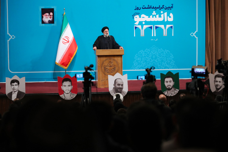 حضور پررنگ کابینه دولت سیزدهم در دانشگاهها/ گفتوگوی دولتمردان با دانشجویان به جای فرار از پاسخگویی دولت سیزدهم این سنت حسنه را به خوبی پس از سالها اجرا کرد و توانسته است گفتوگوی خوبی با نسل جوان داشته باشد تا زبان مشترک بین آنها با دولت شکل بگیرد. زبان مشترکی که میتواند کلید حل بسیاری از مسائل و دغدغهها باشد.
