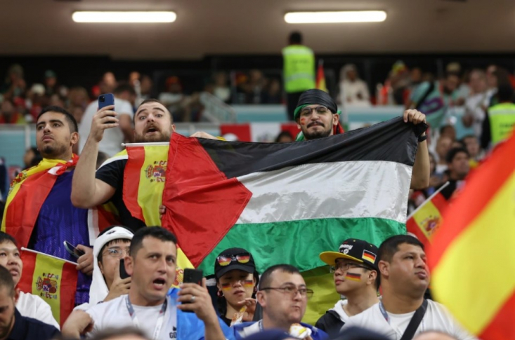 تحقیر صهیونیستها این بار در مهمترین رویداد ورزشی جهان/ «فلسطین» فاتح اصلی جامجهانی/ «آزاد باد فلسطین» شعاری که در جای جای قطر به گوش میرسد جامجهانی ۲۰۲۲ قطر این روزها در حال برگزاری است و به نظر میرسد تا این جای کار فلسطین برنده قطعی این رویداد است. چرا که در قلب هواداران سرتاسر جهان جای گرفته است.