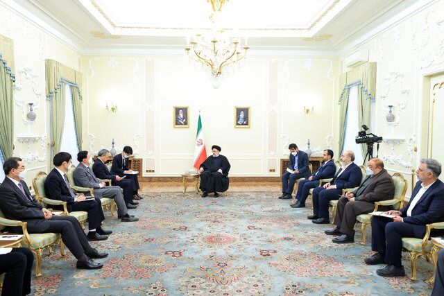 برخی مواضع رئیسجمهور چین موجب گلایهمندی دولت و ملت ایران شد/ تاکید رئیسی بر افزایش همکاریهای اقتصادی رئیسجمهوری در دیدار معاون نخستوزیر چین گفت: برخی مواضع مطرحشده در سفر اخیر رئیسجمهور چین به منطقه موجب ناخرسندی و گلایهمندی ملت و دولت ایران شده و مطالبه جدی ایران جبران مواضع بیان شده است.
