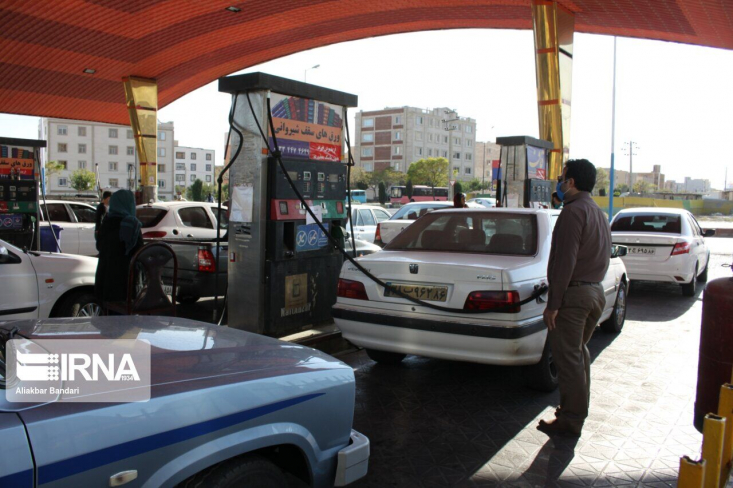 سهمیهبندی بنزین تغییری نمیکند/ صادرات تجهیزات پالایشگاهی ایران به کشورهای دیگر/ امضای ۷۵میلیون دلار قرارداد با دانش بنیانها معاون وزیر نفت با تاکید بر اینکه تغییری در سهمیه بندی بنزین ایجاد نخواهد شد، گفت: باید مصرف را مدیریت کنیم، زیرا مصرف بالای ۱۰۰ میلیون لیتر بنزین با توجه به جمعیت کشور تطابق ندارد.