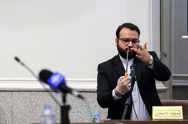 آخرین جوانی که حوالی &laquo;حرعاملی۳۲&raquo; چاقو خورده، درباره قاتل و عطش او برای حمله به قلب قربانیانش می&zwnj;گوید: &laquo;فرقمان این بود که او برای کُشتن ما آمده بود ولی ما برای کُشتن به خیابان نرفته بودیم&raquo;.