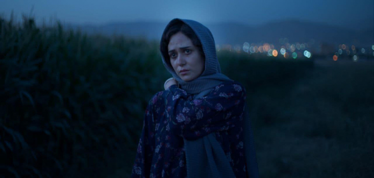 «این چه دوست‌داشتنیه که اگه خلاف نکنیم به هم نمی‌رسیم» این دیالوگ  شخصیت «پروانه» در میانه‌ی فیلم به خوبی فضای سیاه این عاشقانه پر التهاب را نشان میدهد.