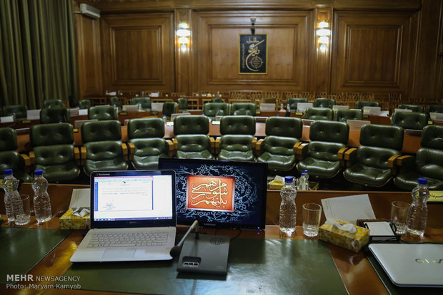 دختر نرگس معدنی پور استعفا داد سخنگوی شورای شهر تهران گفت: دختر نرگس معدنی پور که فیش حقوقی اش منتشر شده بود، از سمت خود استعفا کرد.