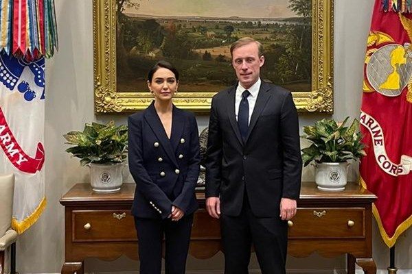 بازیگر سیاهیلشکر هالیوود، پرستوی جدید سرویس جاسوسی آمریکا/ وقتی نازنین بنیادی از سطلنتطلبان شاکی میشود!/ تلاش برای تحریم ملت ایران به نام حقوق بشر گروه هکری عدل علی، روز گذشته با هک ایمیلهای نازنین بنیادی آنها را منتشر کرد. در این ایمیلها اسنادی از همکاری وی با سازمانهای جاسوسی آمریکا منتشر شده است. این اتفاق رسوای دیگری برای ضدانقلاب محسوب میشود.
