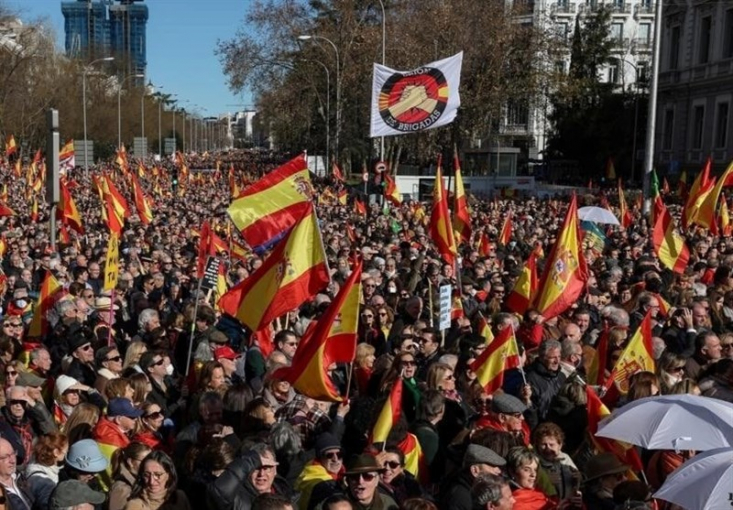 امروز شنبه هزاران نفر در مادرید پایتخت اسپانیا به علت نارضایتی از عملکرد دولت پدرو سانچز نخست وزیر این کشور تجمع اعتراضی برپا کردند.
