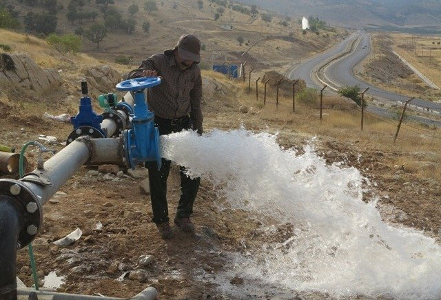 دسترسی ۲۷۵۷ روستای محروم با ابرپروژه «جهاد آبرسانی» به آب شرب پایدار/ روستاییان طعم شیرین عدالت را چشیدند یکی از مواردی که دولت سیزدهم در راستای تحقق عدالت از ابتدا به آن پرداخته، آبرسانی به مناطق محروم از آب شرب و پایدار بوده است که در همین راستا ۲۷۵۷ روستای محروم با طرح جهاد آبرسانی به آب بهداشتی دسترسی پیدا کردند.