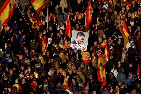 هزاران نفر از مردم اسپانیا امروز با برگزاری تظاهراتی در مادرید پایتخت این کشور، دولت «پدرو سانچز» را به خیانت متهم کردند.