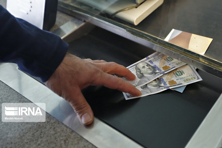 بر اساس بخشنامه جدید ارزی بانک مرکزی، خرید و فروش ارز صادراتی توسط صرافی‌ها ممنوع شده و صرافی‌ها می‌توانند نیازهای ارزی خود را از طریق بانک مرکزی تأمین کنند.